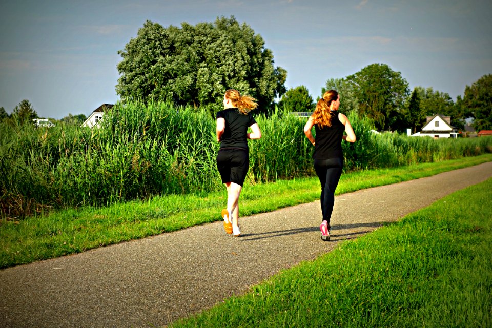 PUBLIC DOMAIN DEDICATION - Pixabay - Digionbew 11 07-07-16 Running Girls LOW RES DSC04671