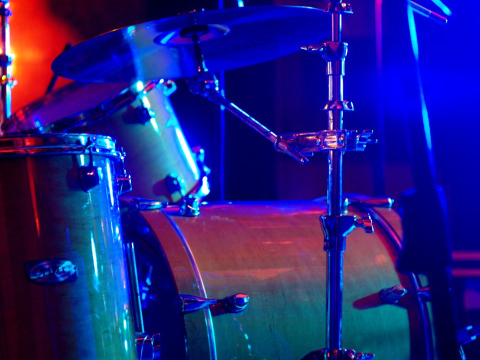 Shallow Focus Photography Of Brown Drum Set photo