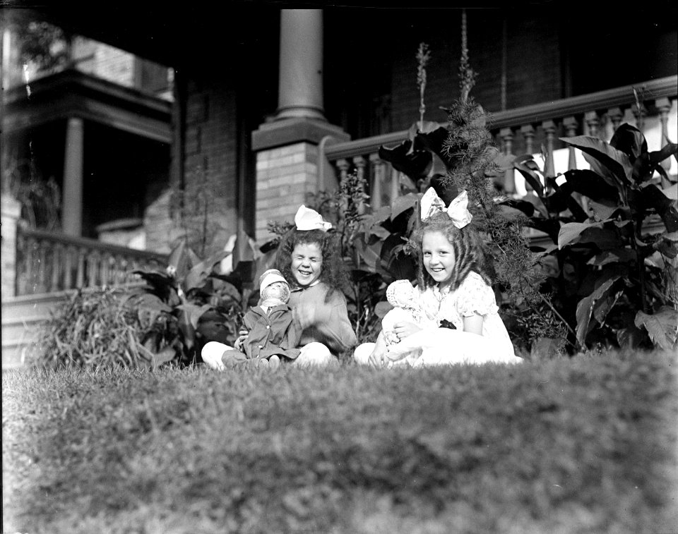 Girls And Dolls 1915