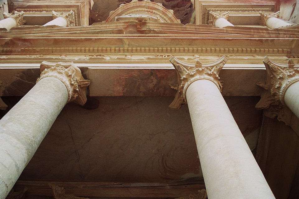 Corinthian columnar temple