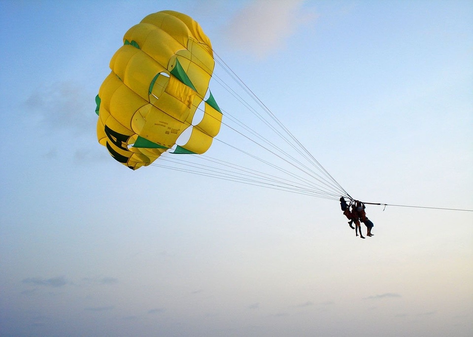 Parachuting skydiving sport
