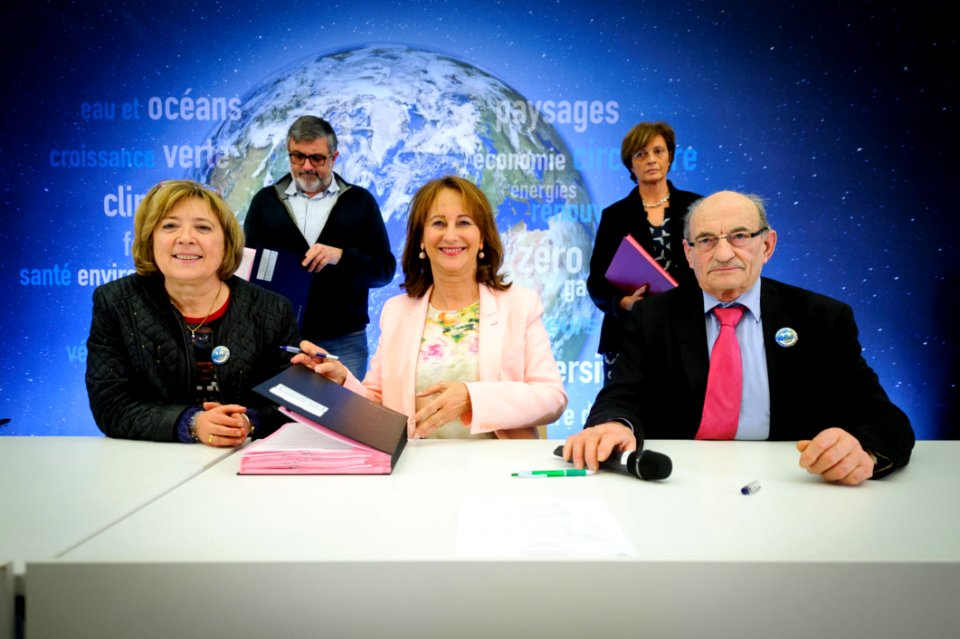 Crmonie De Signatures De Contrats Territoires  Energie Positive Pour La Croissance Et Territoires Zro Dchet Zro Gaspil