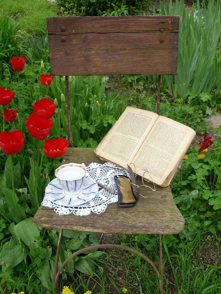 Builds porcelain rest