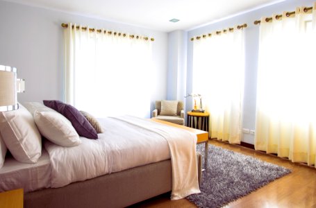 White Bed Comforter During Daytimne