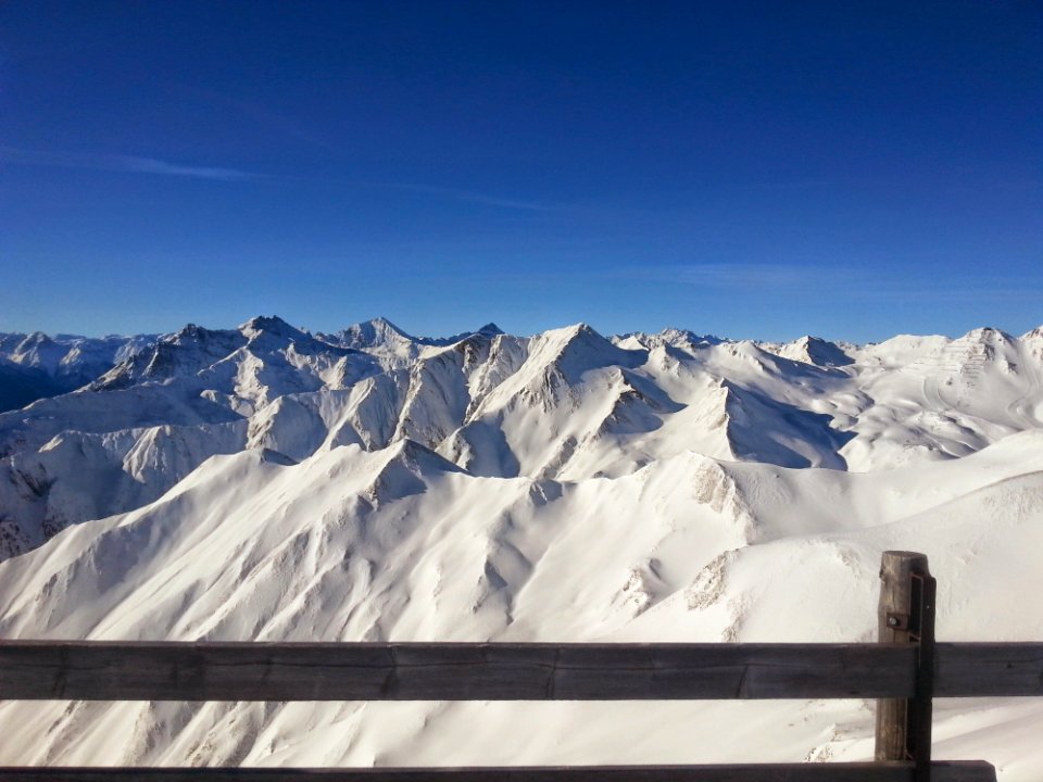 Top Veiw Photo Of A Snowy Mountain