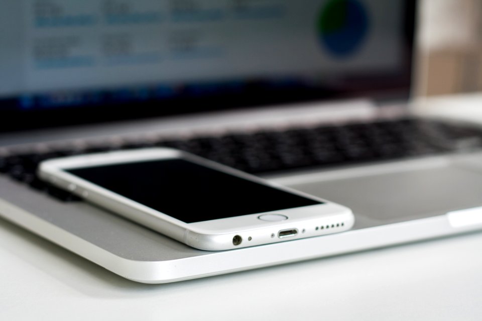 Silver Iphone 6 In Macbook Pro