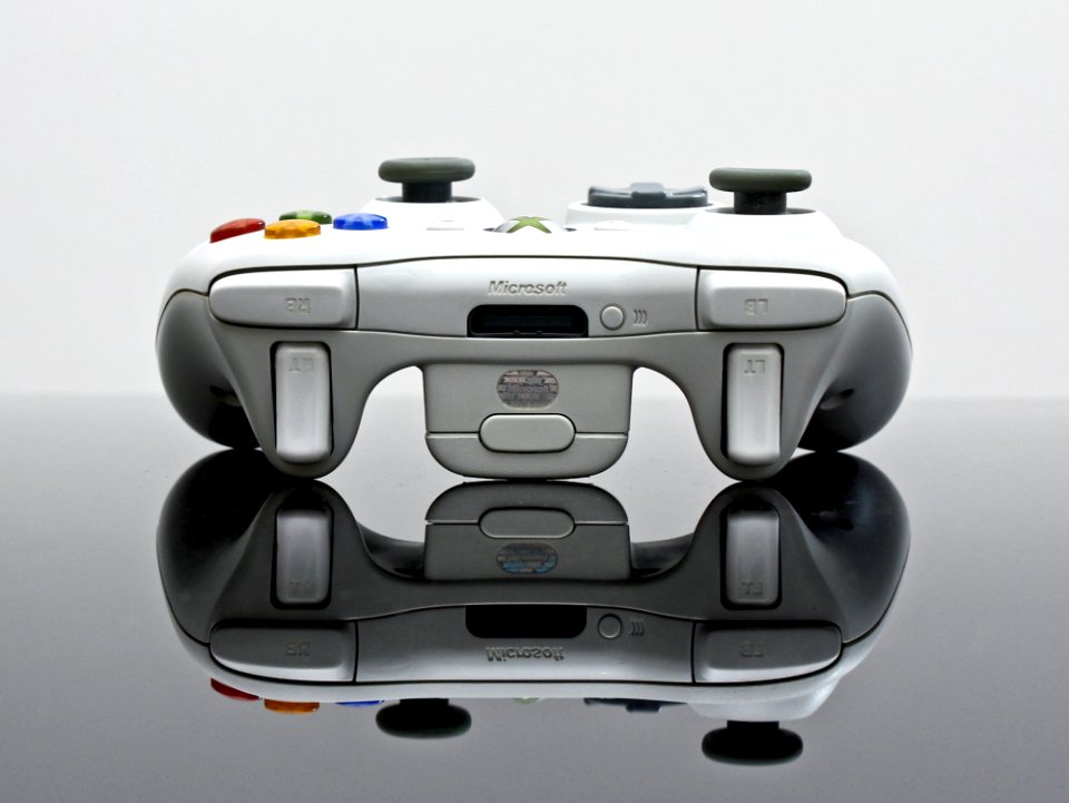 Gray Xbox 360 Game Controller photo