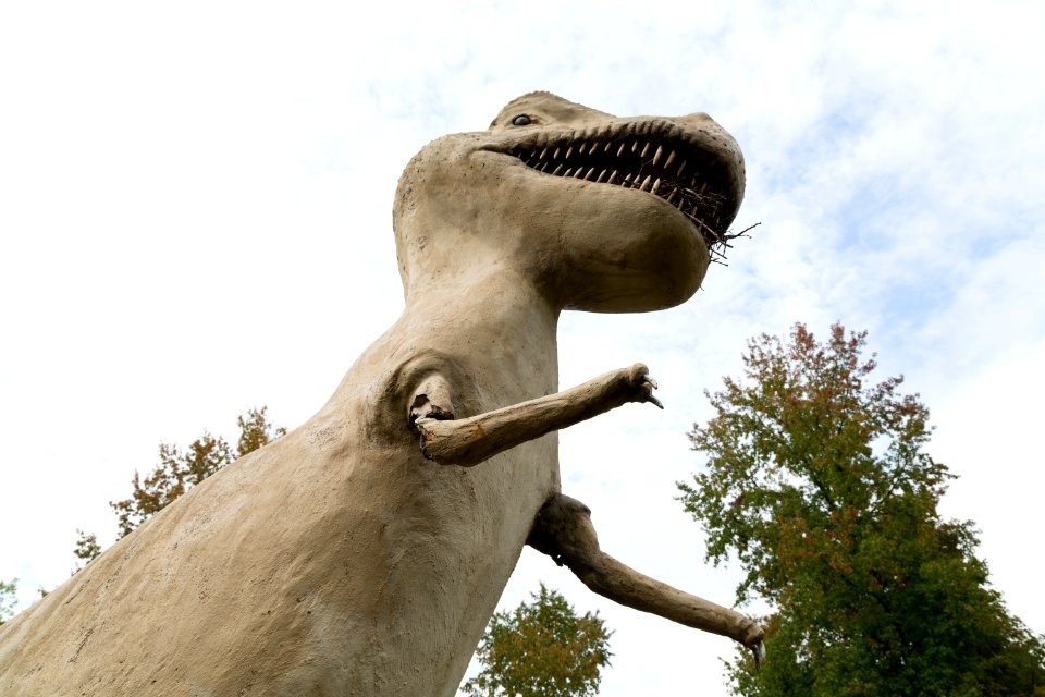 Dinosaur statue in Mountainburg, Arkansas (2012) by Carol M. Highsmith. Original image from Library of Congress.