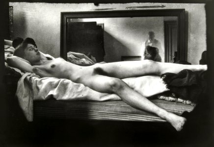 Reclining Nude. Portret van een vrouwelijk naakt met in de spiegel de fotograferende (ca. 1890–1910) by George Hendrik Breitner. photo