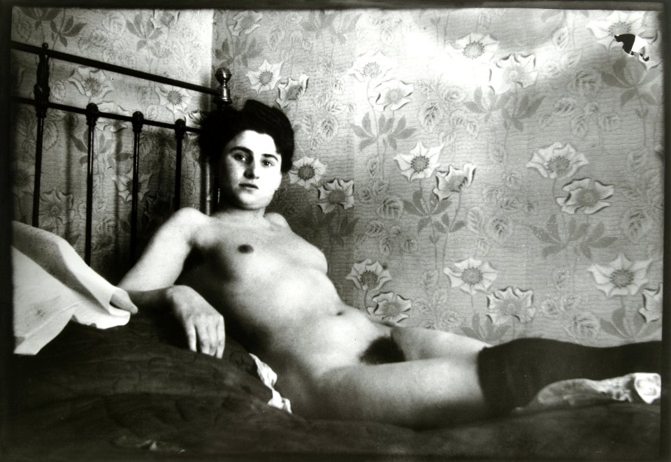 Reclining Nude. Portret van een liggend vrouwelijk naakt (ca. 1890–1910) by George Hendrik Breitner.