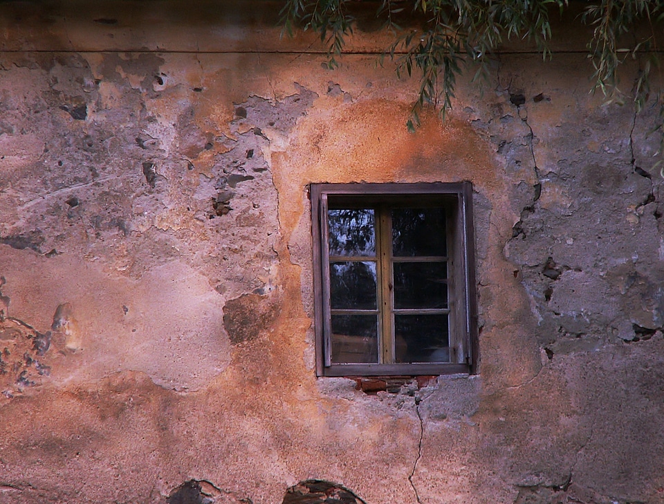Old wall rectory ledenice