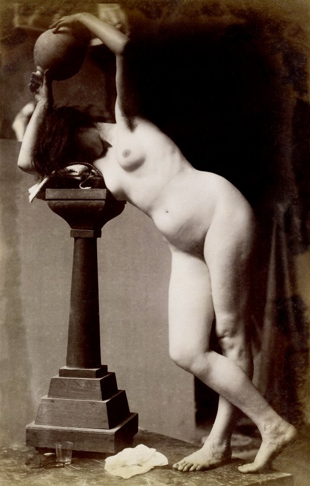 Study of a nude female model, seen from the front, in the studio of Jacques de Lalaing (ca. 1903–1914).