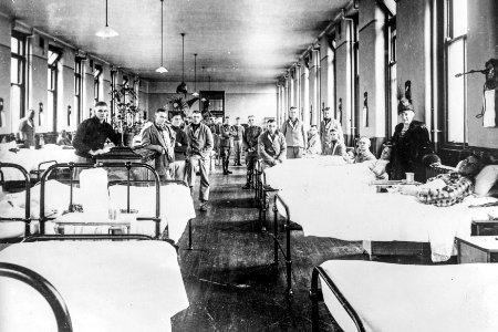American ward at the Fourth Scottish General Hospital in Glasgow. Most of the patients are influenza cases from incoming convoys (1918).