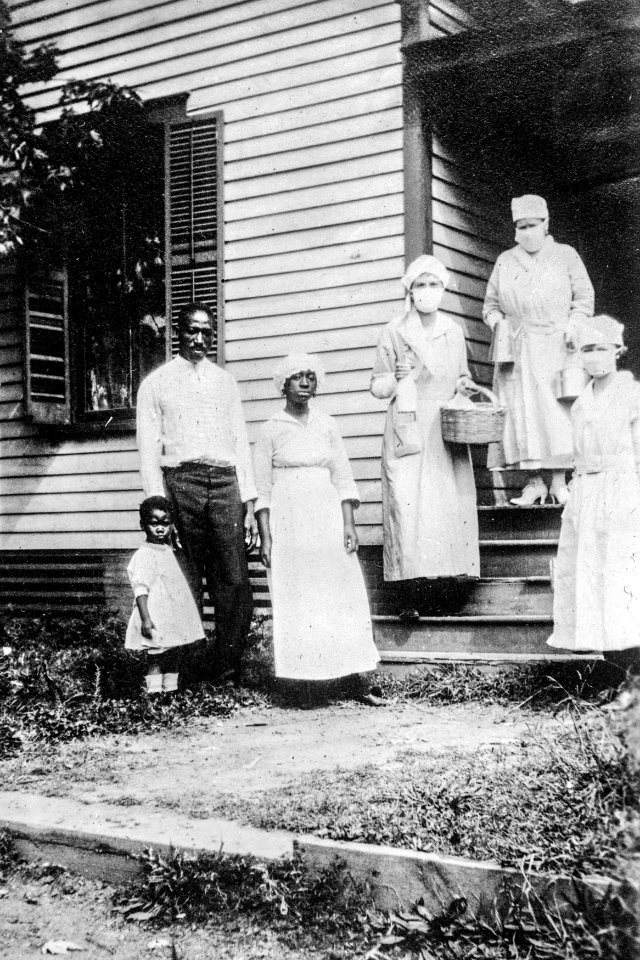 American Red Cross canteen workers taking food for family infected with the flu, Charlotte, North Carolina (1918).