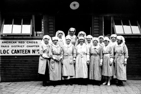 American Red Cross canteen staff (1919). photo