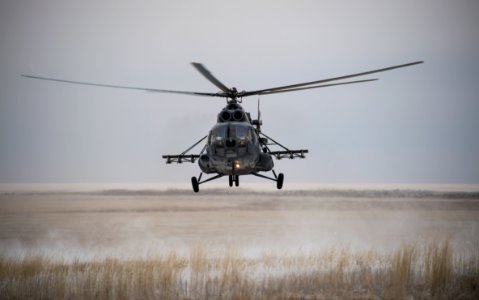 A Russian search and rescue helicopter arrives at the Soyuz TMA-13M spacecraft landing site, 2014-11-10. photo