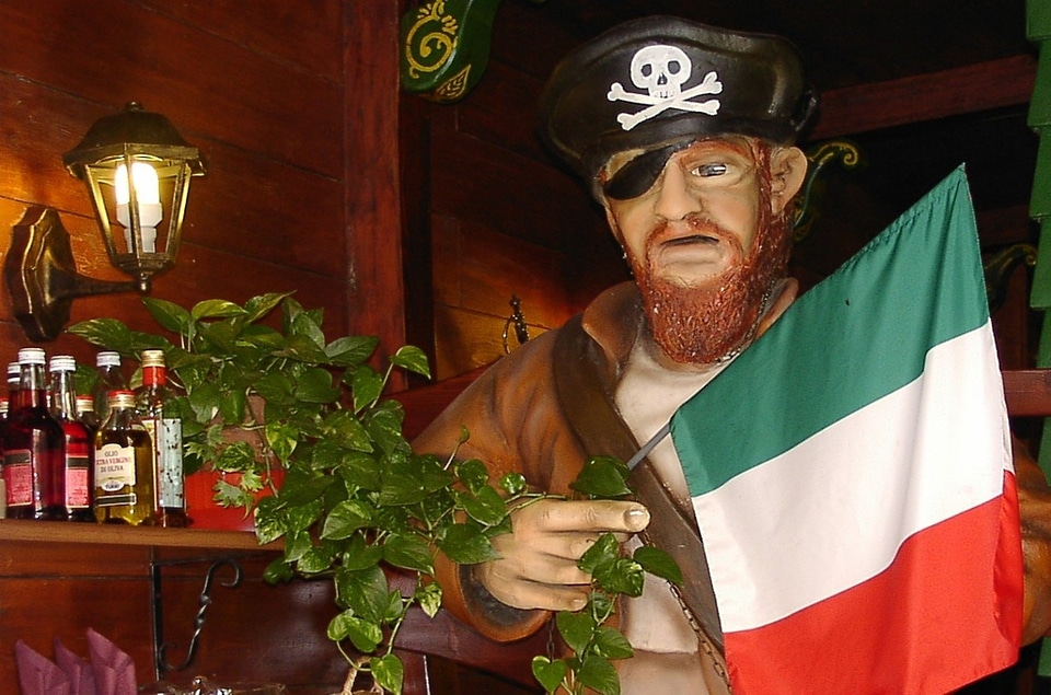 Corsair flag figure
