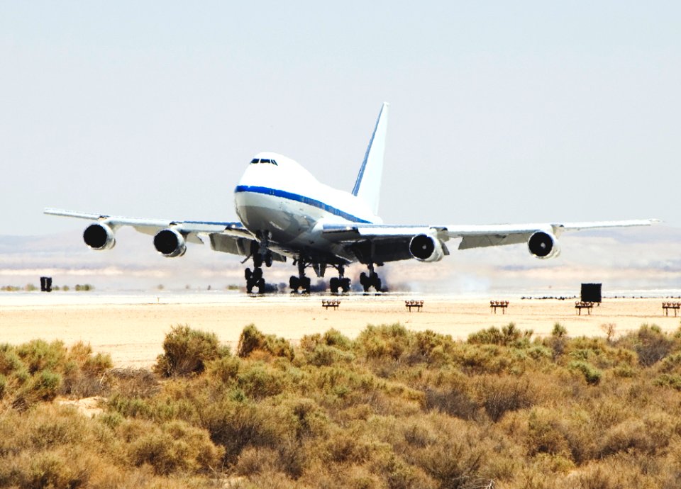NASA's SOFIA airborne observatory lands at Edwards AFB.