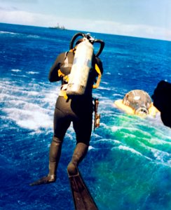 Frogman dives into the water to aid the recovery of Gemini 5.