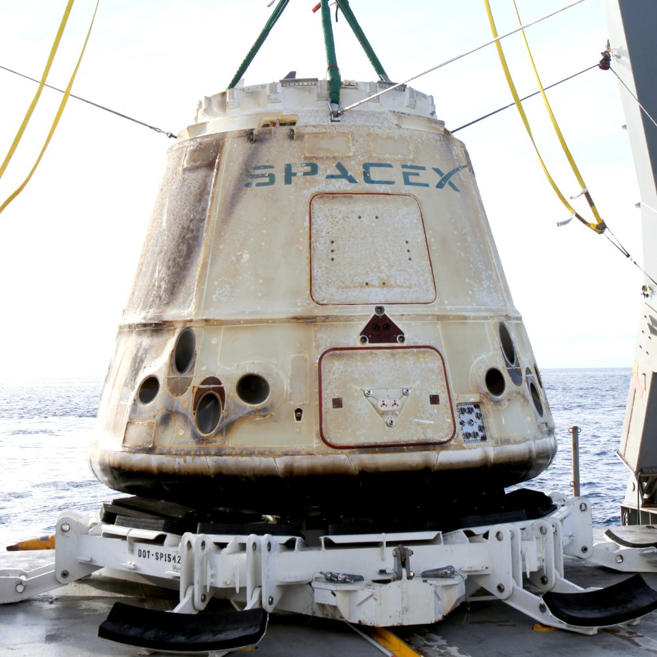 CRS–10 Dragon (2017).