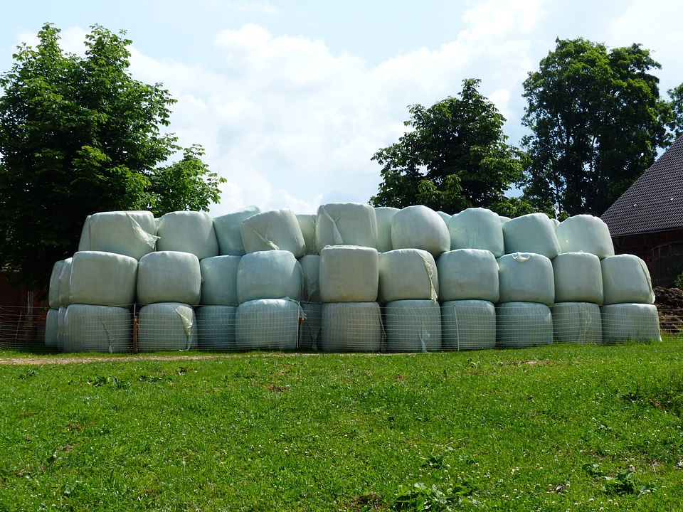 Plastic plastic ball silage bales