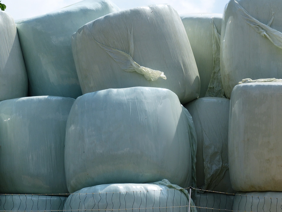 Plastic plastic ball silage bales