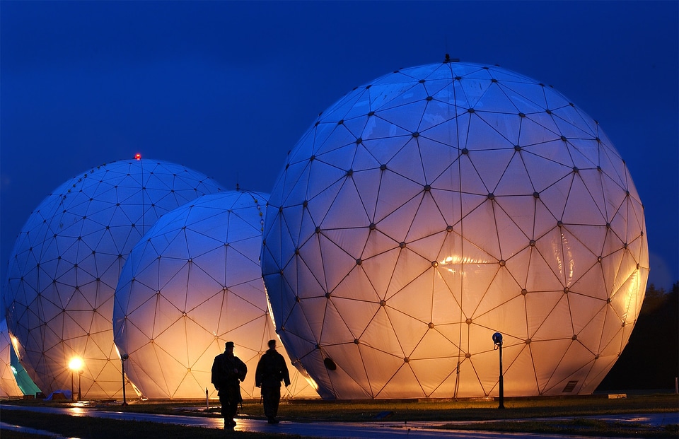 Radar antenna data transfer radio antenna