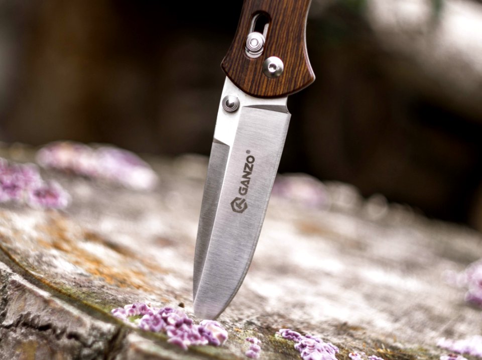 Ganzo Knife Stuck On Wood Stump