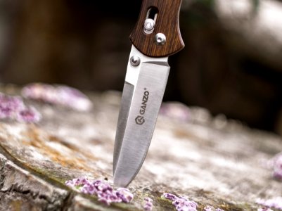 Ganzo Knife Stuck On Wood Stump