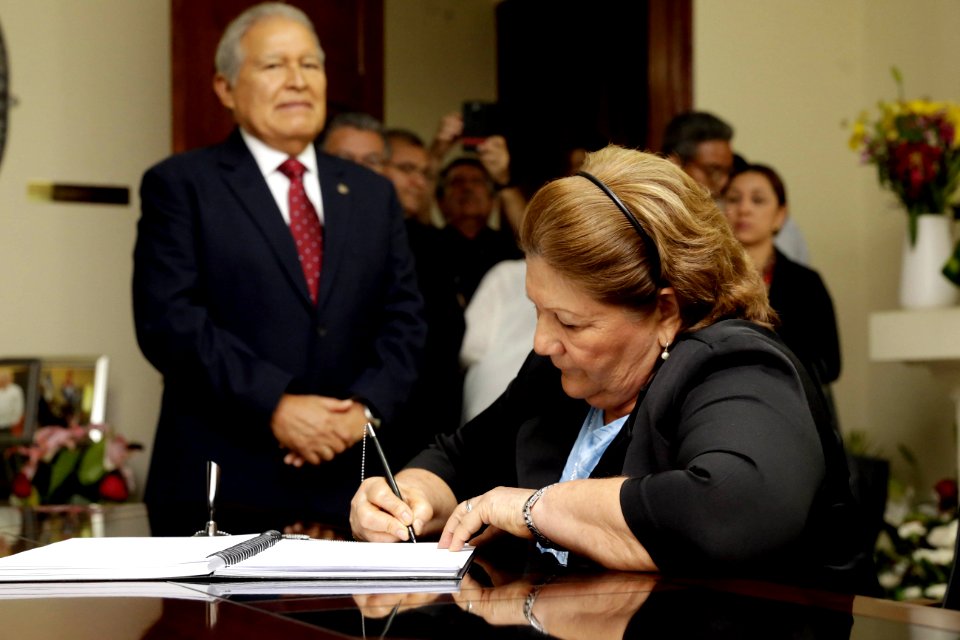Presidente Presenta Sus Condolencias En Embajda De Cuba