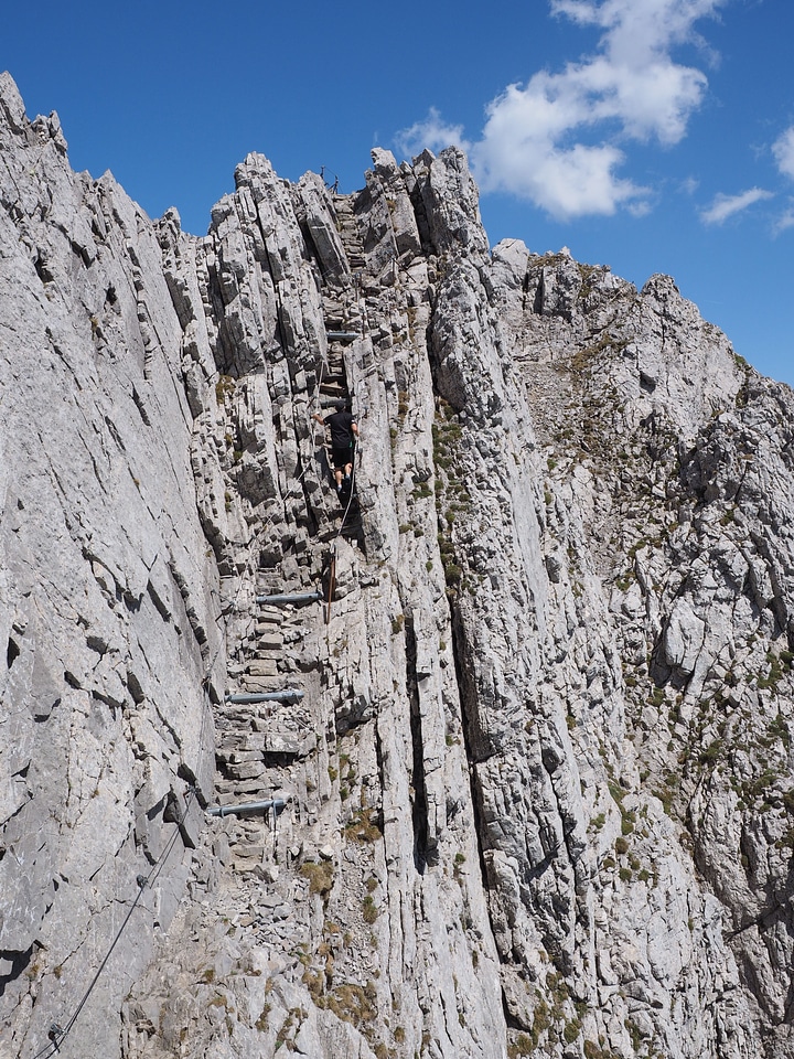 Exposed scramble lenses ridge