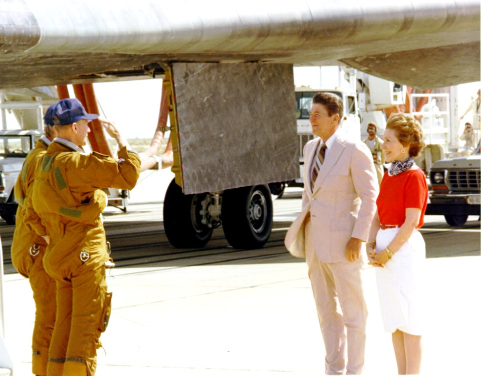 Mattingly And Hartsfield Salute President Reagan