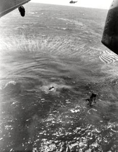 Navy Frogmen Swim To Spacecraft To Begin Retrieval