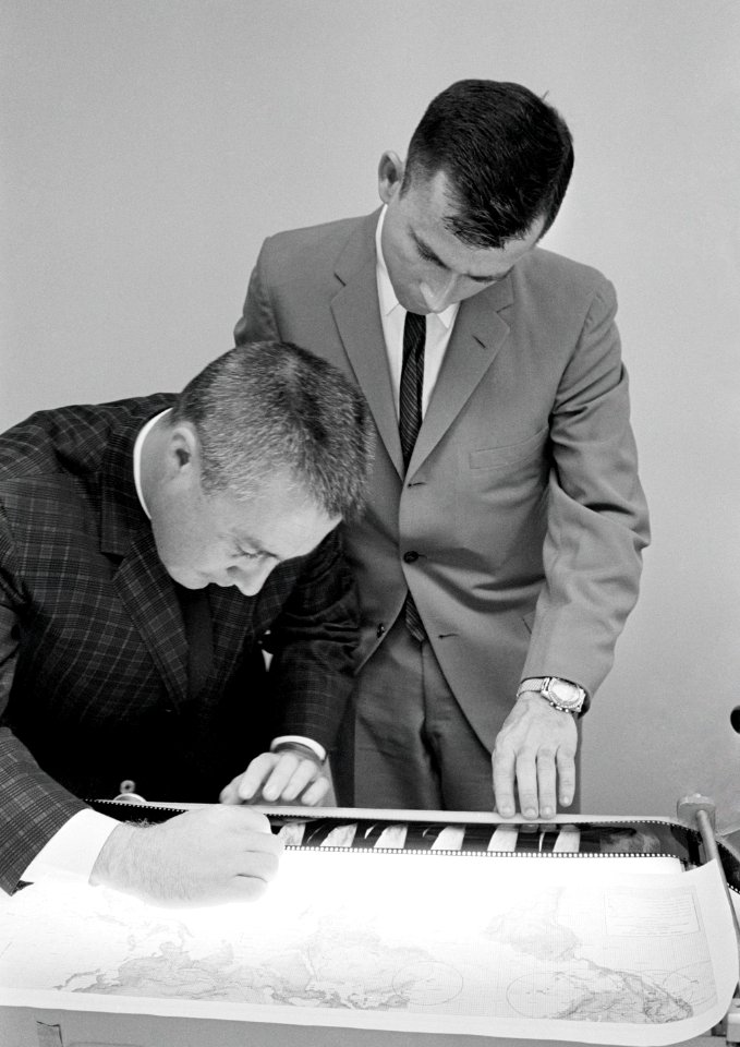 Grissom And Young Examine Gemini III Photos