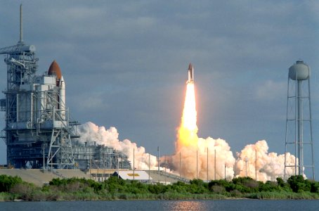 STS-31 Launch photo