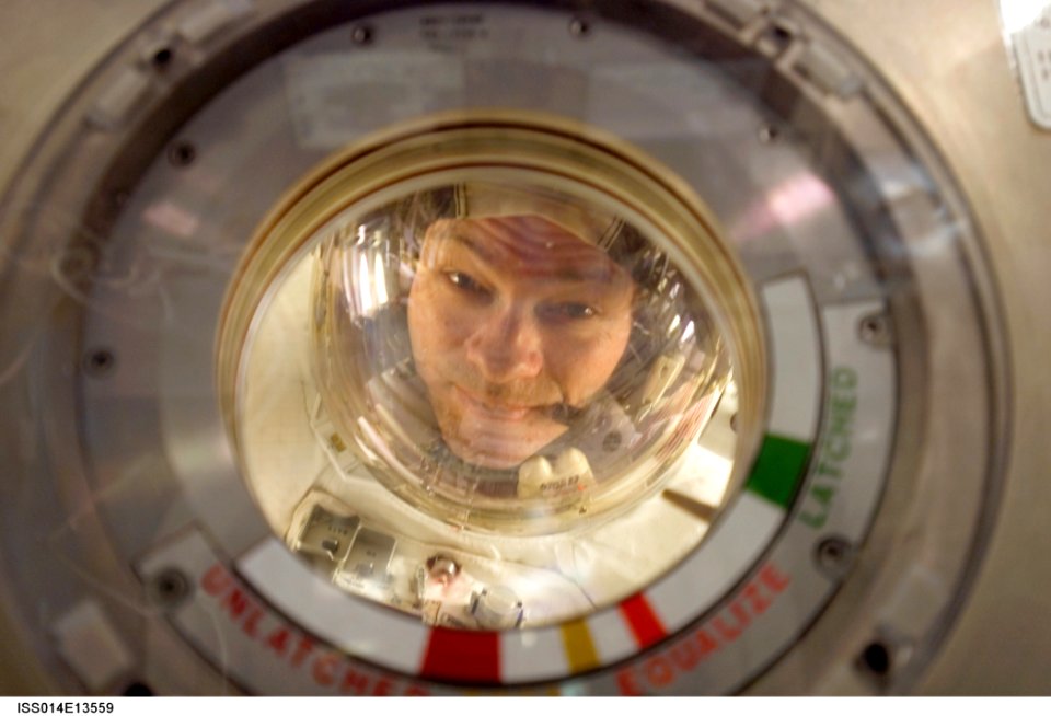 Lopez-Alegria In Quest Prior To EVA 8