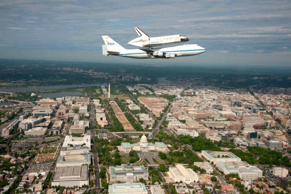 Shuttle Discovery Arriving In DC