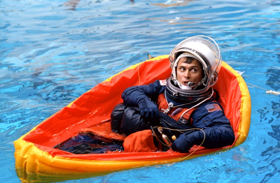 STS-46 MS Chang-Diaz Floats In Life Raft During Water Egress Training At JSC