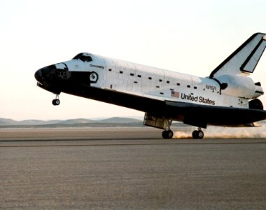 STS-51G Lands