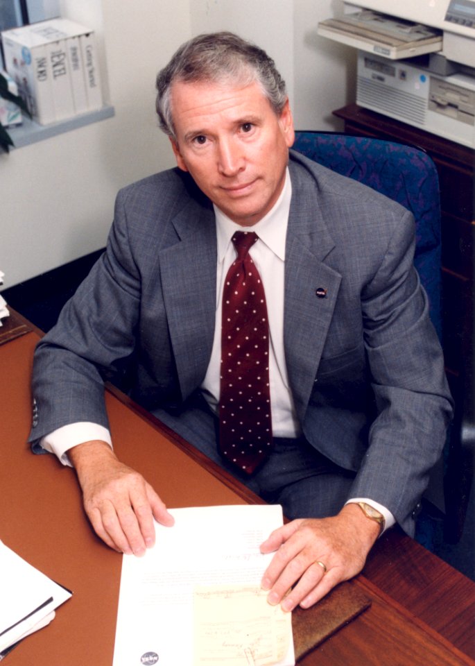 Dr Daniel R Mulville