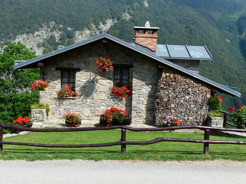 Country house cottage building