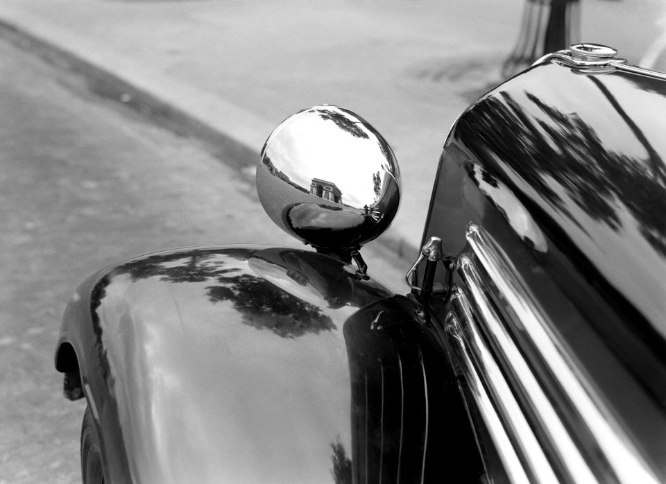 Auto op de Place de ltoile, in de koplamp is de weerspiegeling van de Arc de T, Bestanddeelnr 191-0354