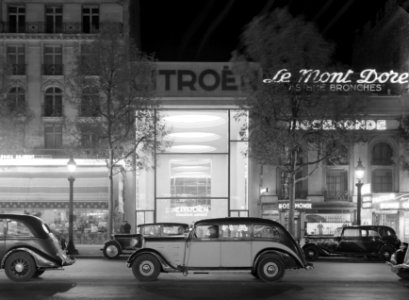 Autos op de Champs-Elyses, met op de achtergrond de verlichte showroom van Cit, Bestanddeelnr 191-0378