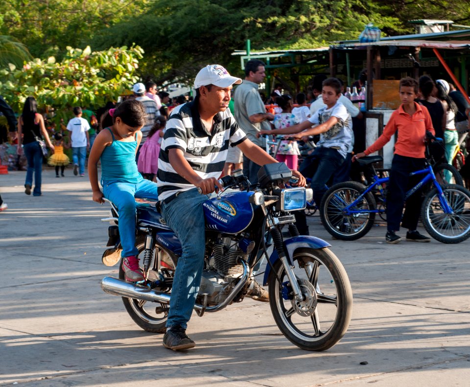 Motociclista en la Vereda del Lago