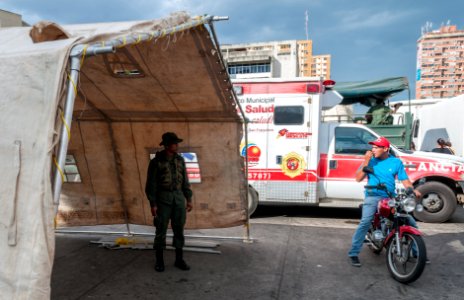 Militar conversando con un motorizado
