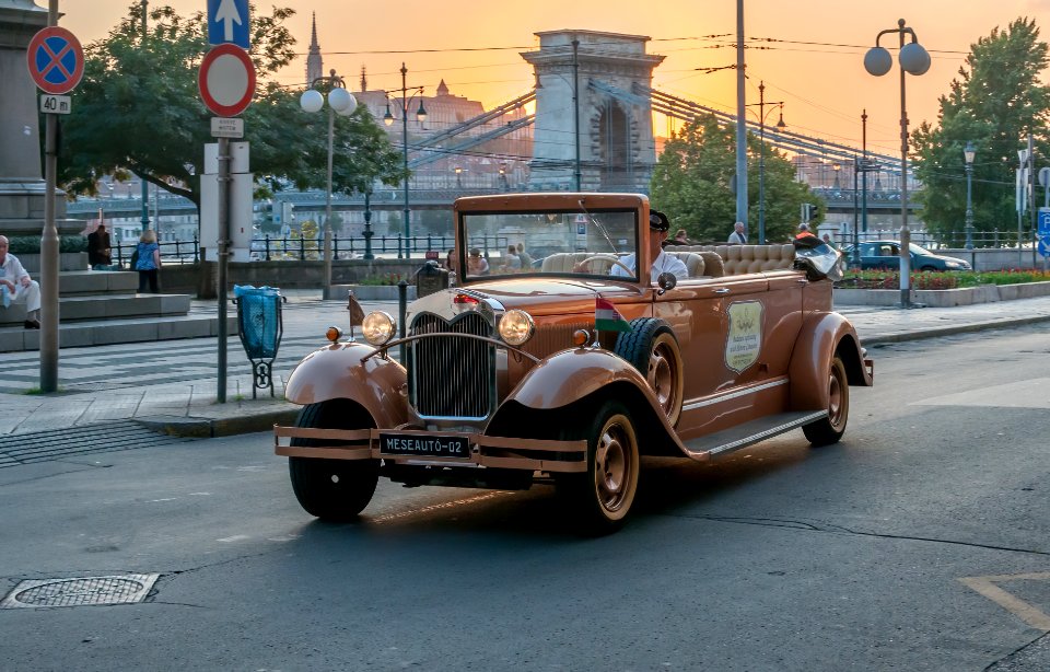 Budapest, V. Etvs Square. Oldsmobile, Chain Bridge and Castle Hill