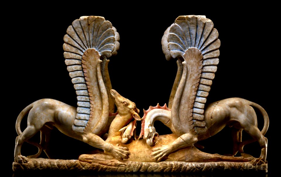 Trapezophoros con due grifoni che sbranano una cerva