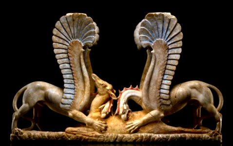 Trapezophoros con due grifoni che sbranano una cerva
