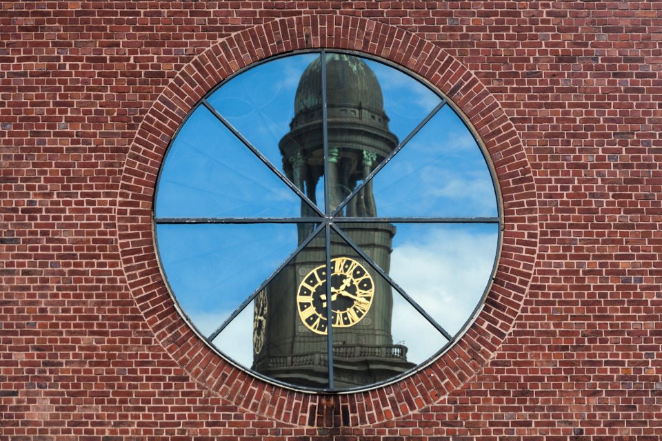 Reflection of St. Michaelis Church, Hamburg, Deutschland IMG 4822 edit