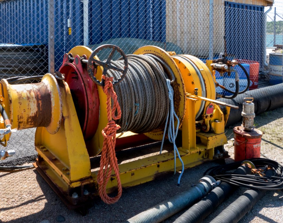 Winch for towing cable from tugboat